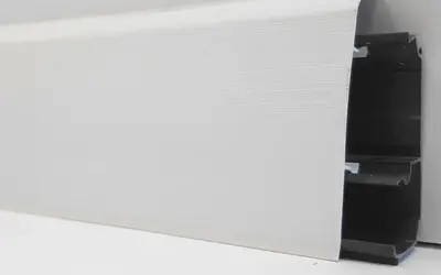 Плинтус напольный ПВХ Декор Пласт 67 мм LL001 Белый с тиснением