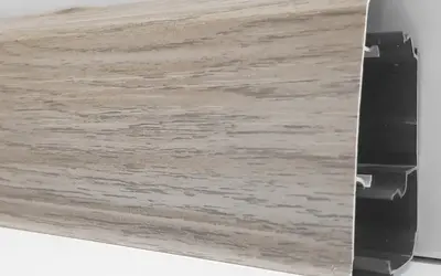 Плинтус напольный ПВХ Декор Пласт 67 мм LL008 Дуб Кантри Серый